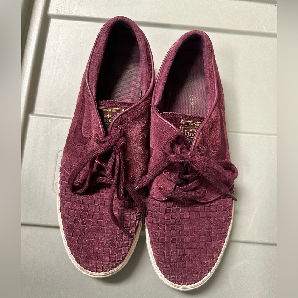 Nike Stefan Janoski mens 10 shoes
Burgundy suede basket weave leather sneakers